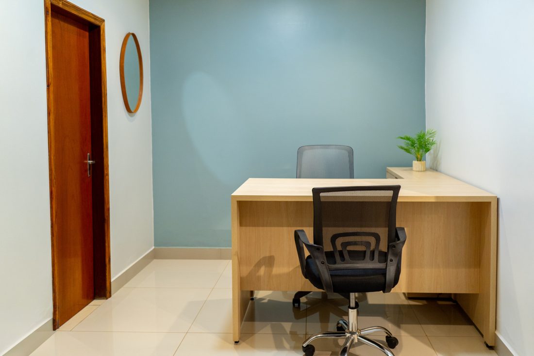 Escritório privado com mesa e cadeira